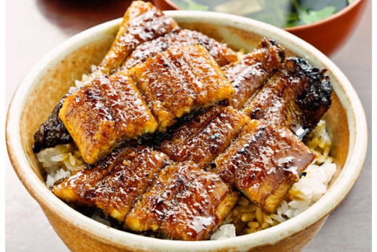 創業当時から国産うなぎにこだわり、一流の板前が丹精込めて作り上げる極上のひと品をいただこう